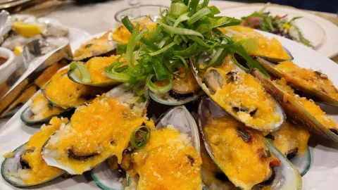 Go 4 Food signature dishes Salt and Pepper Dungeness Crab, Baked Mussels with Cheese, Goose Palm with Black Mushroom, Dried Scallop and Egg White Fried Rice